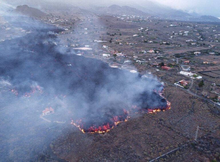 Vuelven a sus casas tras dos meses evacuados por el volcán de La Palma