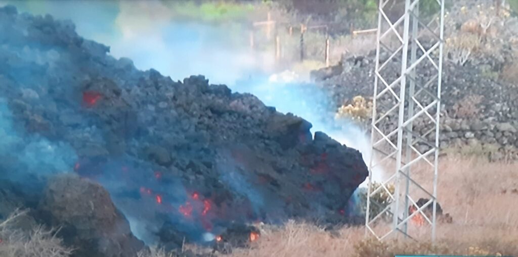 La lava sepultará infraestructuras y creará una lluvia ácida al caer al ma