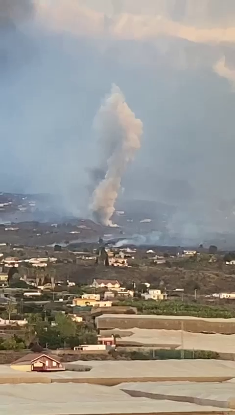 La apertura de una nueva boca obliga a nuevos desalojos en La Palma