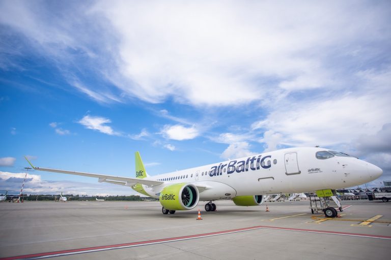 El Ministerio de Consumo abre una investigación contra 7 aerolíneas por cobrar el equipaje de mano
