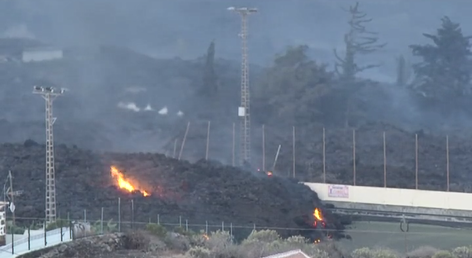 La colada más activa se ralentiza tras adentrarse en el barrio de La Laguna que ya está evacuado