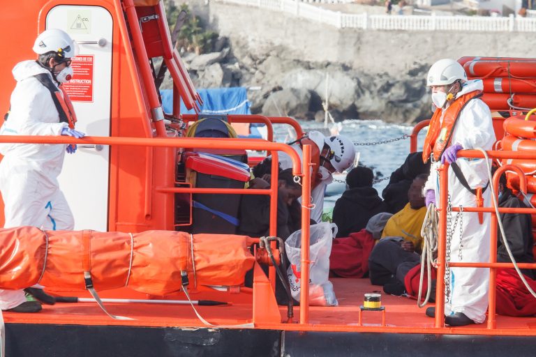 Rescatan una patera con 45 migrantes, entre ellos un fallecido, a 100 metros de la costa de Gran Canaria