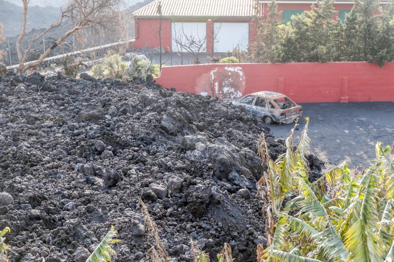 Los evacuados con propiedades fuera del perímetro acceden este domingo a recoger enseres