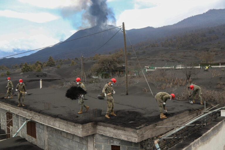 Los militares piden que valoren las posibles secuelas médicas del volcán de La Palma