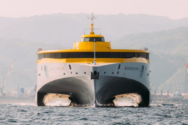 El Bañaderos Express, nuevo trimarán de Fred. Olsen, zarpa ya a Canarias desde el astillero de Cebú en Filipinas