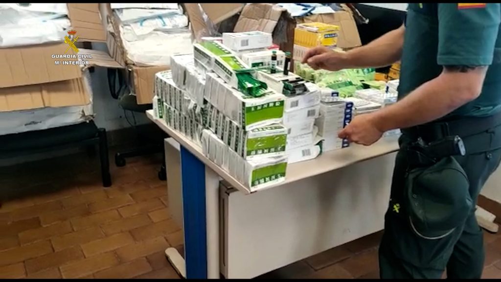 Interceptan en el Puerto de Las Palmas medicamentos sin control sanitario camuflados entre la carga de un barco