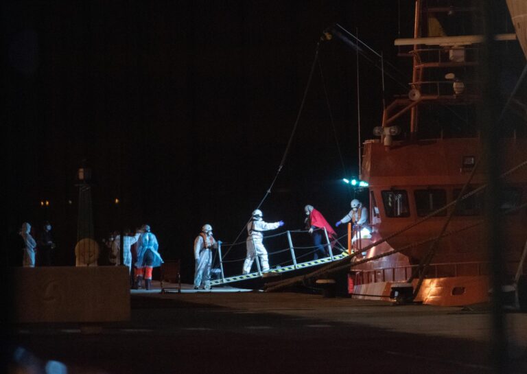 Rescatada una patera cerca de Lanzarote con 37 migrantes