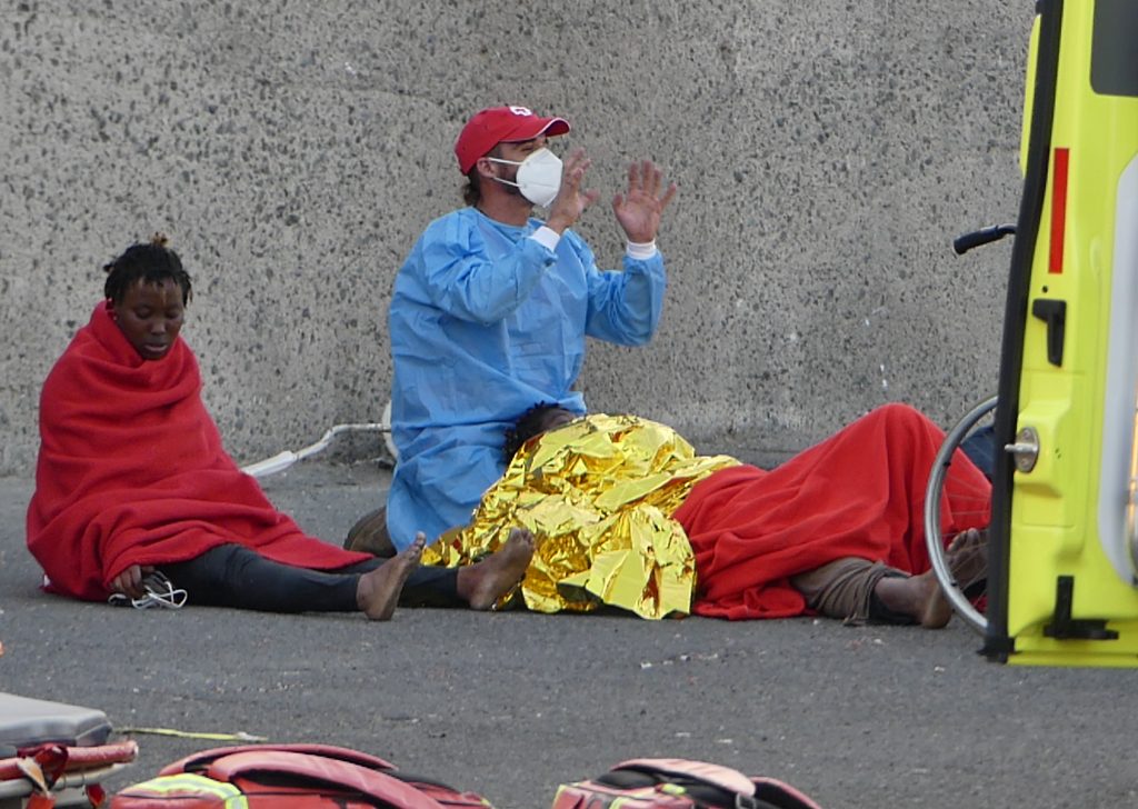 El Juzgado de Instrucción Nº8 de Las Palmas de Gran Canaria ha decretado la libertad provisional sin fianza para el mismo al entender que no hay motivos de que se sustraiga de la justicia aunque prohíbe comunicarse con la víctima