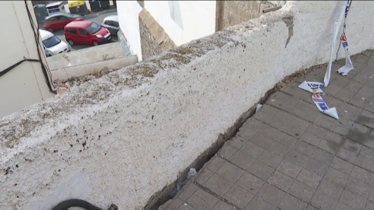 Un muro resquebrajado siembra el temor en una familia del barrio de Zárate