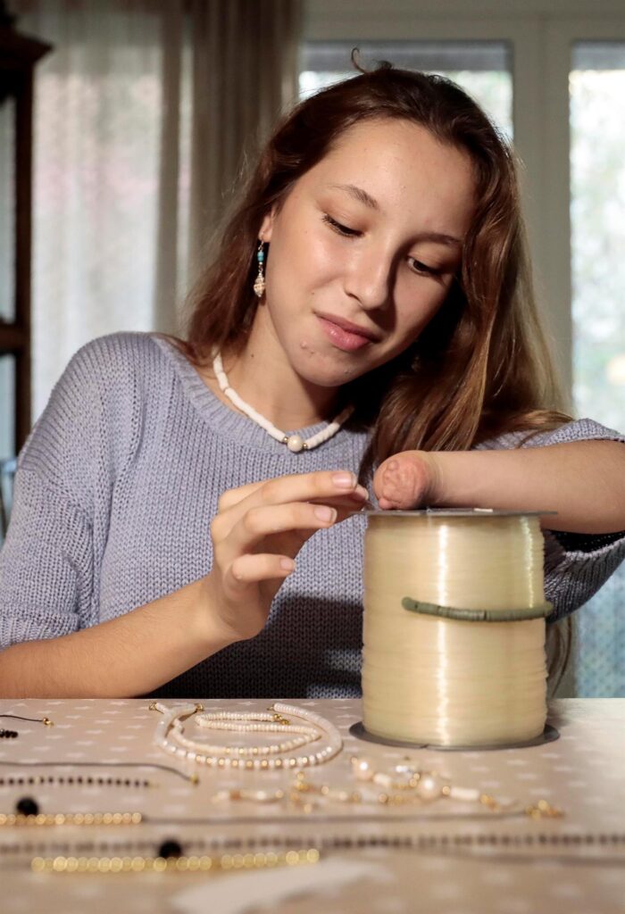 Una niña valenciana elabora joyas y las vende para comprarse una mano biónica