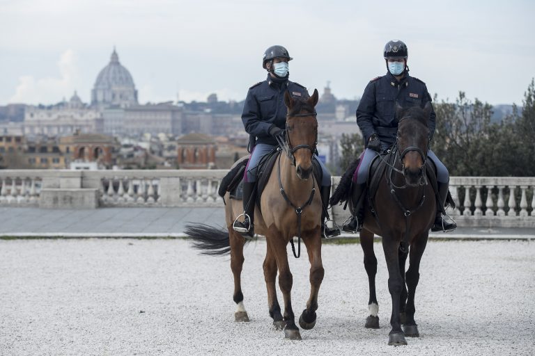 La Policía italiana disuelve un bloqueo de manifestantes medioambientales antes del inicio del G20