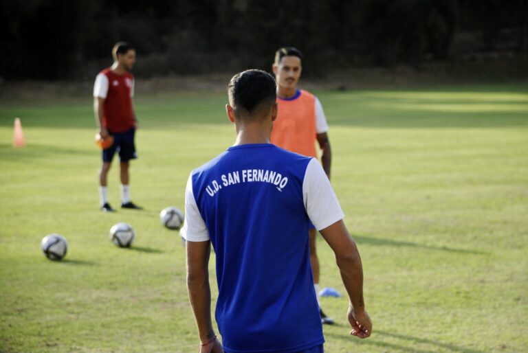 La UD San Fernando busca puntos ante el aspirante Mérida, invicto a domicilio