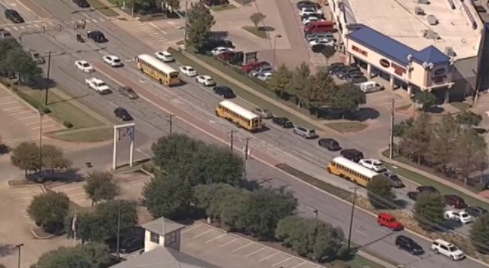 Buscan al autor de un tiroteo en una escuela de Texas (EEUu)