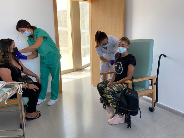 La pandemia deja ocho fallecidos y 2.493 nuevos contagios en mayores de 60 años en Canarias