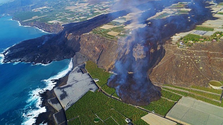 La nueva lengua de lava avanza hacia el mar