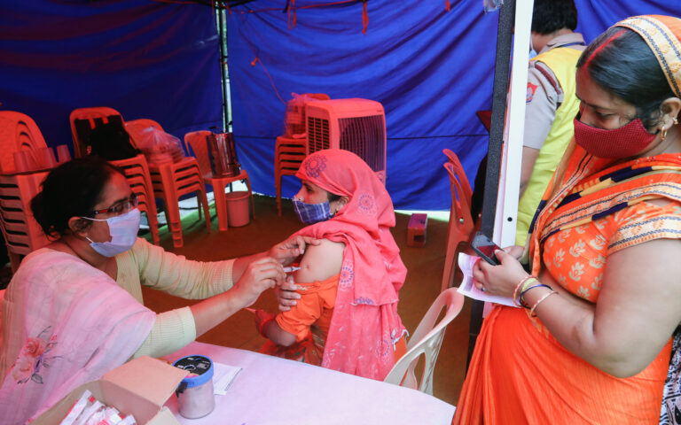 India alcanza el umbral de inocular mil millones de dosis de la vacuna contra el coronavirus