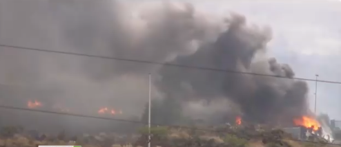 Confinan a casi 3.000 personas al incendiar la lava una fábrica de cemento