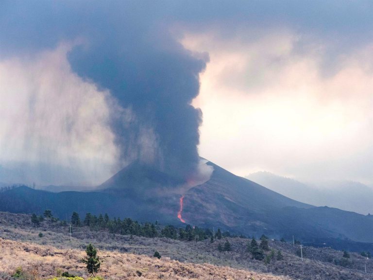 La boca eruptiva que se abría este viernes es una antigua que se ha reactivado