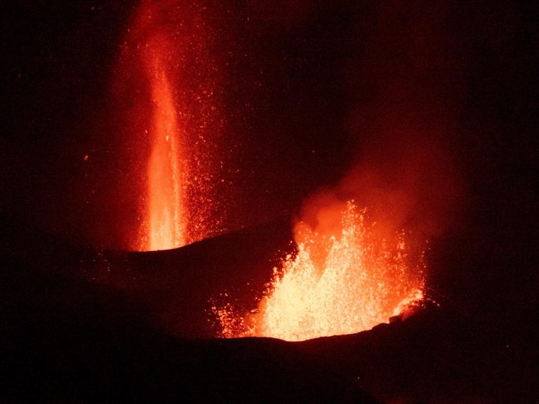 Derrumbe parcial en la cara norte del cono del volcán de La Palma