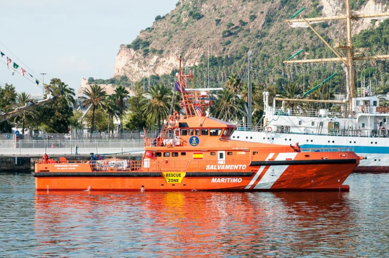 Rescatan una neumática con 30 migrantes al sur de Fuerteventura