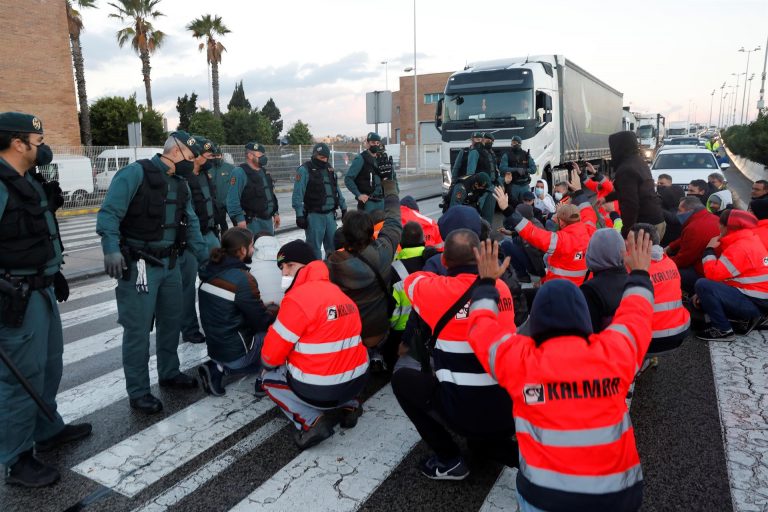 Barricadas e incidentes vuelven a sucederse en nudos industriales de Cádiz