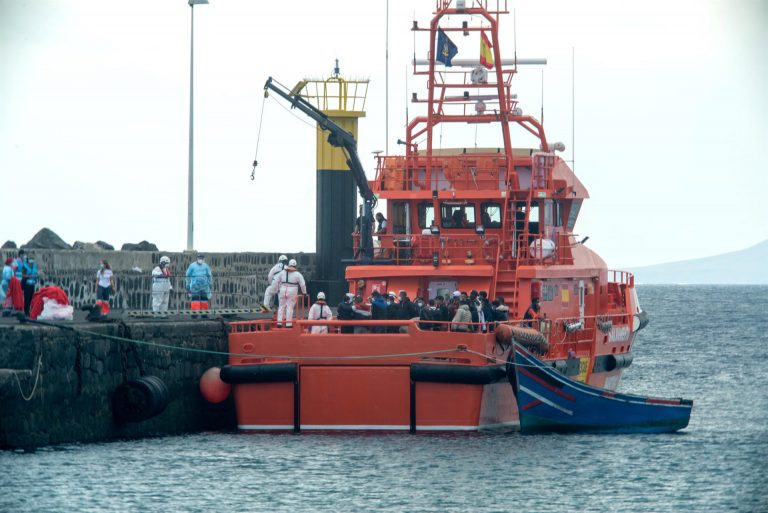 Localizadas cuatro embarcaciones con al menos 150 personas en aguas canarias