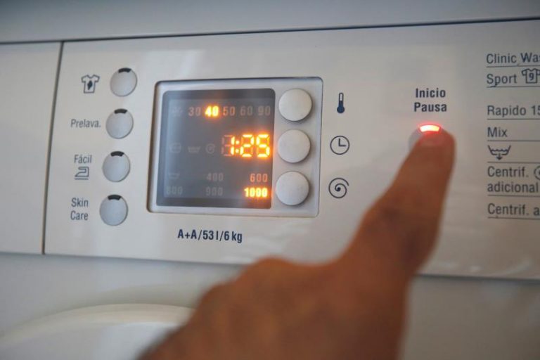 El precio mayorista de la luz superará este jueves por primera vez los 300 euros