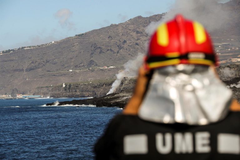 Un nuevo delta lávico se forma en el mar y obliga a mantener el confinamiento