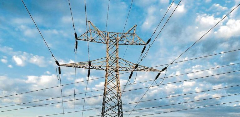 El precio de la luz se desploma un 59% hasta 86 euros el megavatio