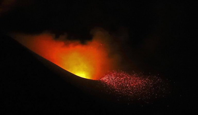 Aumenta la llegada de visitantes para ver el volcán durante el fin de semana