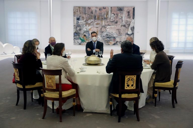 Gobierno y sindicatos escenifican el acuerdo sobre las pensiones y la subida en las cotizaciones