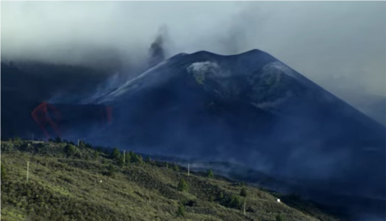 Vuelve a salir ceniza desde el cono principal del volcán de La Palma