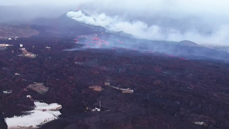 La erupción volcánica desvía los cauces del agua en varias zonas costeras de La Palma