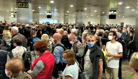 Refuerzo de personal en los controles de llegada de los aeropuertos para evitar las largas colas