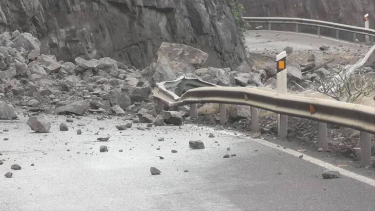 Un desprendimiento por la lluvia obliga a cortar la carretera GC-200