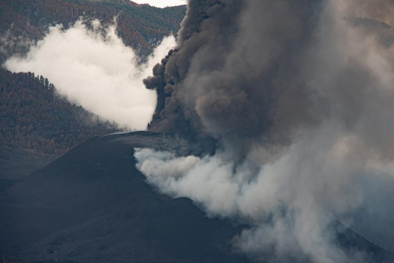El nuevo cono sigue concentrando la actividad eruptiva