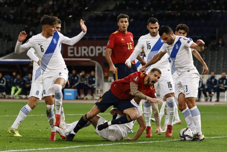 España sale del apuro con lo justo y gana de penalti por la mínima (0-1)