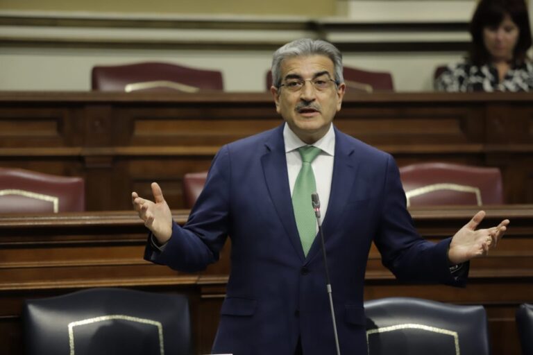 Rodríguez defiende un presupuesto «prudente y realista» para afrontar «el peor trienio» de Canarias