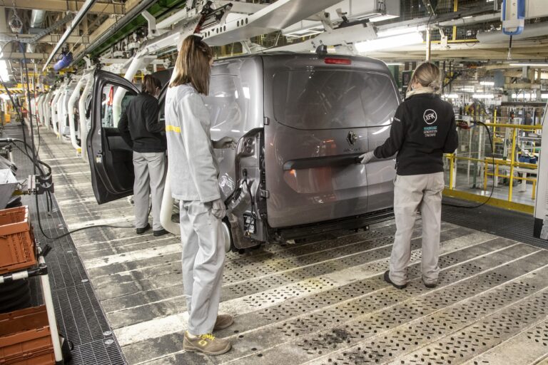 La industria eleva su facturación en Canarias un 26,1% en septiembre