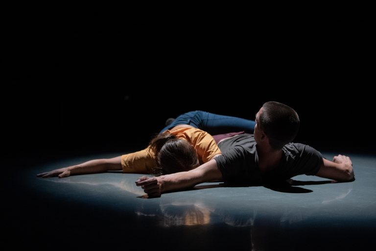 Caricias y relaciones humanas se juntan en el espectáculo de danza acrobática ‘Cafuné’