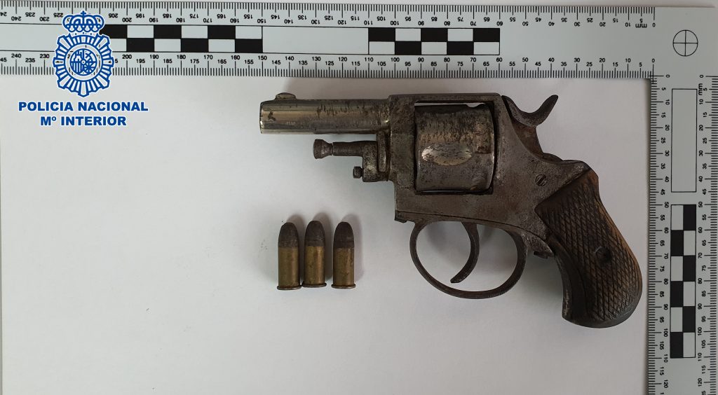 Detenido por tenencia ilícita de armas tras dispararse en una pierna