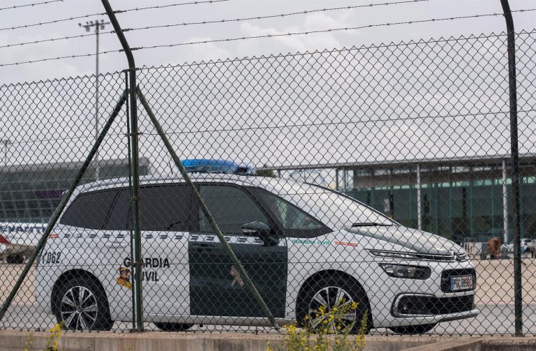 La Policía atribuye sedición, entrada ilegal y desorden a los huidos del avión de Palma