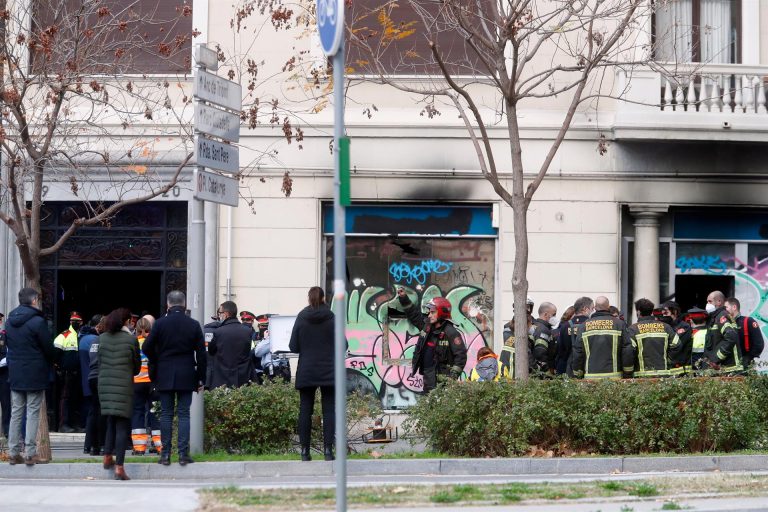 Cuatro muertos, dos de ellos niños, al incendiarse un local en Barcelona