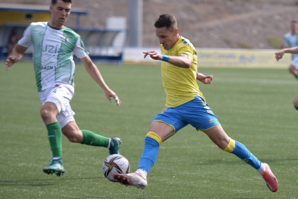 Las Palmas Atlético pierde con el Antequera (1-2) y acaba con nueve jugadores 