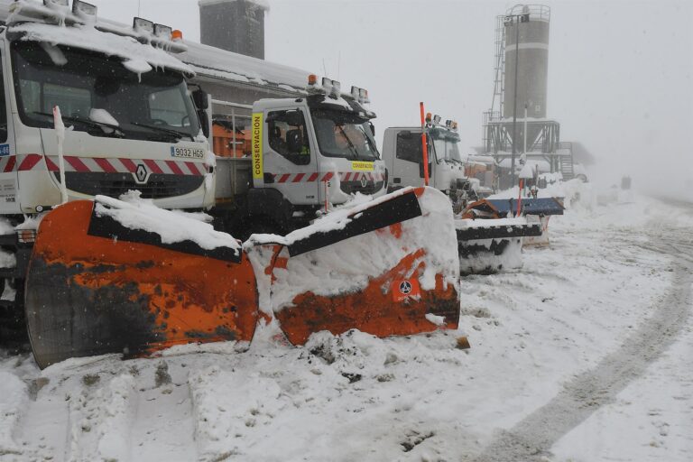 Nieve, hielo e inundaciones dificultan el tráfico en la mitad norte del país
