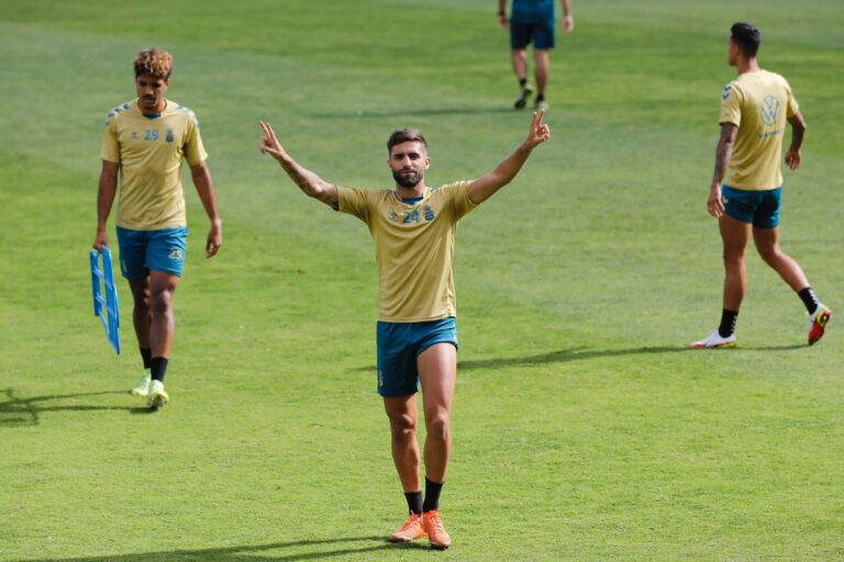 Pejiño jugará con Las Palmas hasta 2026