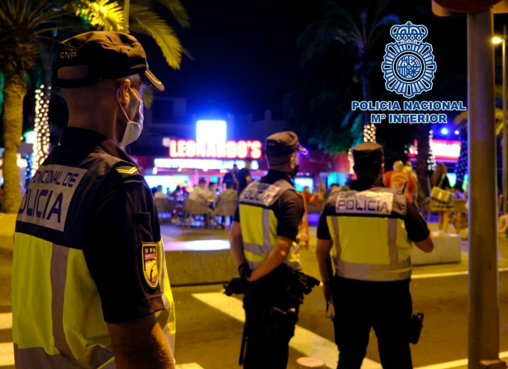 Roba una riñonera a un turista con dos móviles en su interior