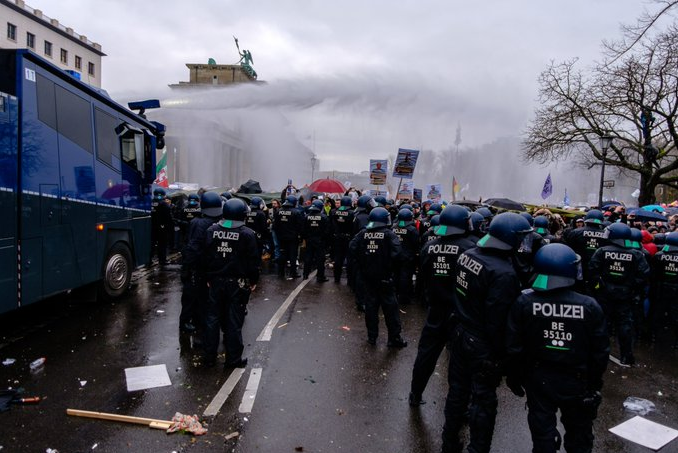 Miles de personas protestan en Alemania contra las restricciones