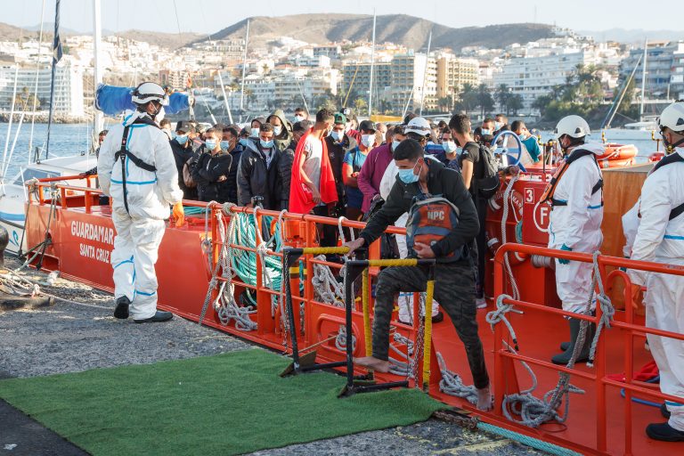 Rescatan a 50 migrantes en aguas cercanas a Gran Canaria