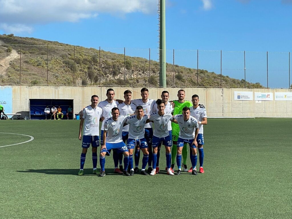 La UD Tamaraceite volvió a perder en casa este domingo, esta vez ante la AD Ceuta FC (0-2), y se hunde como colista del grupo 